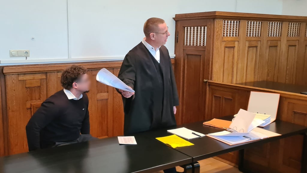 Patrick M. und sein Strafverteidiger Fabian Hering beim Prozessauftakt im Amtsgericht Schönebeck 