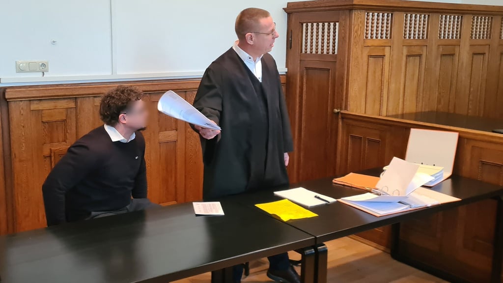 Patrick M. und sein Strafverteidiger Fabian Hering beim Prozessauftakt im Amtsgericht Schönebeck 