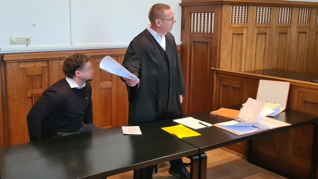 Patrick M. und sein Strafverteidiger Fabian Hering beim Prozessauftakt im Amtsgericht Schönebeck 