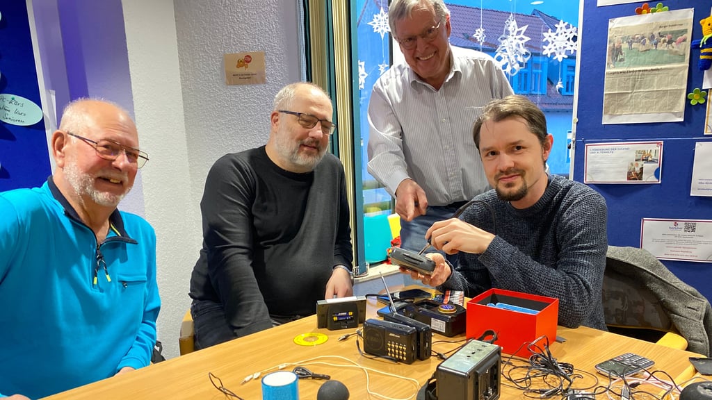 Harald Thelemann, Frank Schulz, Wolfgang Meyer und Alexander Pöllmann (v.l.n.r.) sind als fleißige Tüftler beim Reparaturtreff von Benvivo im Einsatz.