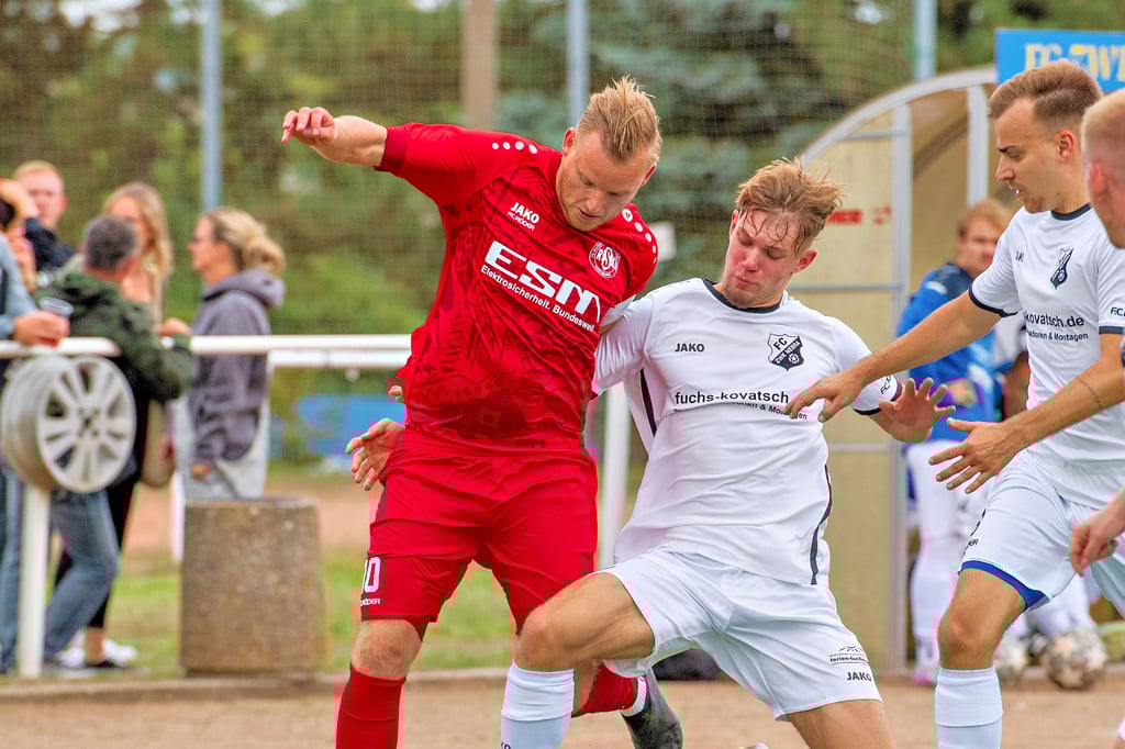 Auch Freyburgs Kapitän Jonas Weise (l.) und der Nebraer Torjäger Paul Grieser werden am Wochenende in Aktion sein.