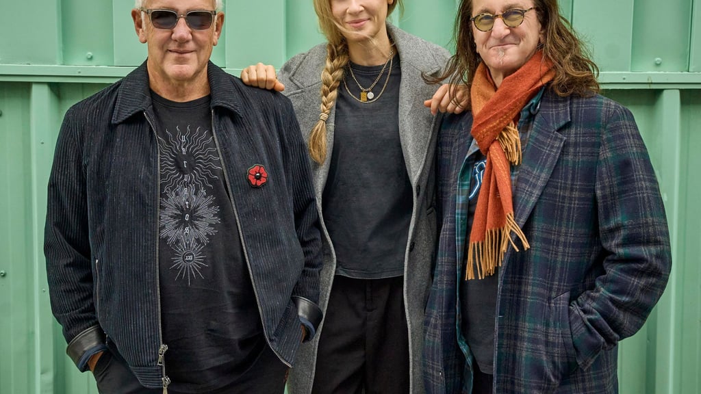 Die deutsche Schlagzeugerin Anika Nilles (Mitte) trommelt für Rush.