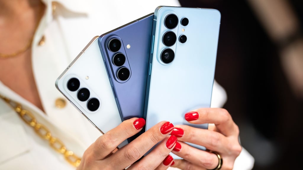 Ein S26-Triptychon: Samsungs neue Spitzenmodelle mit dem S26 (links), S26+ (Mitte) und S26 Ultra (rechts).