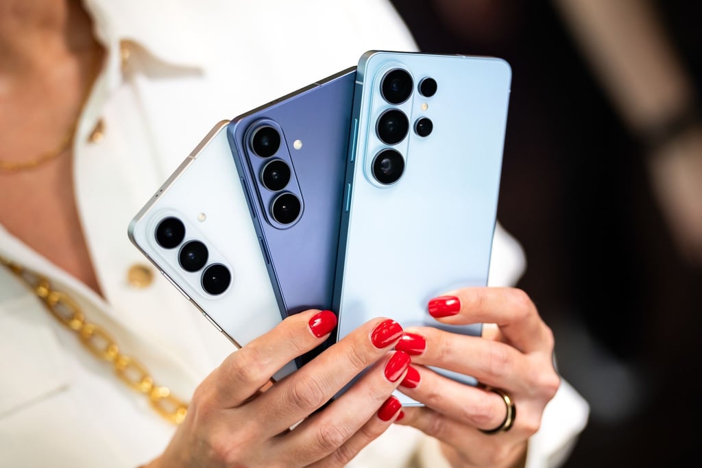 Ein S26-Triptychon: Samsungs neue Spitzenmodelle mit dem S26 (links), S26+ (Mitte) und S26 Ultra (rechts).