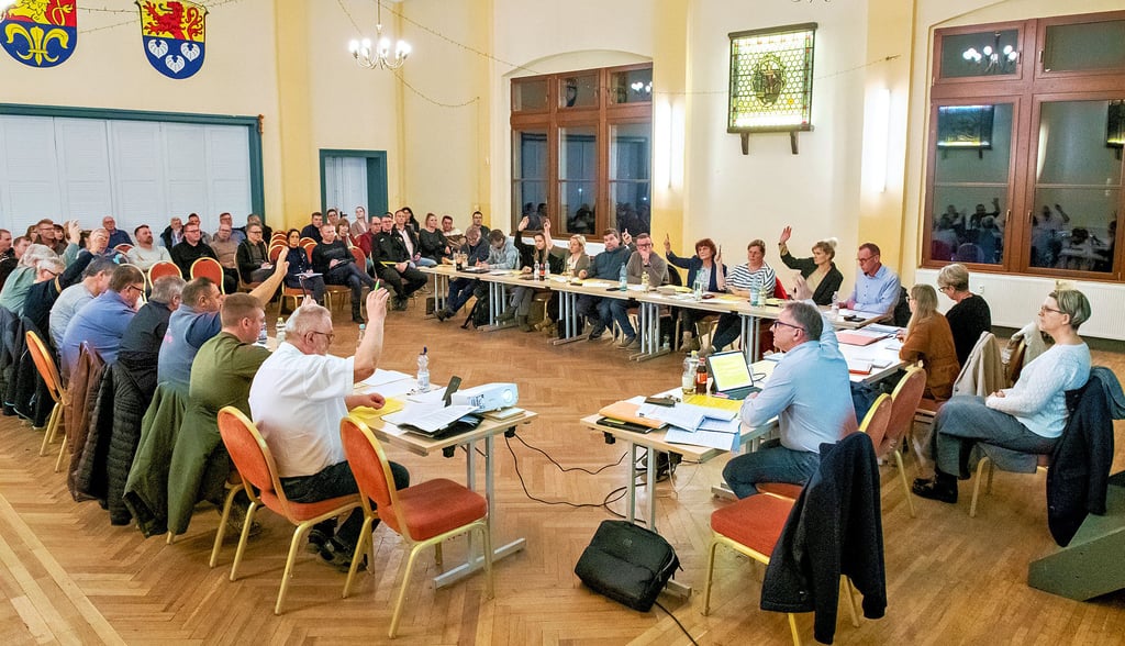 Der entscheidene Moment: Der Rat der VG An der Finne beschließt in Eckartsberga das Abwahlverfahren gegen Monika Ludwig (r.). Die Verbandsgemeindebürgermeisterin musste dazu wegen Mitwirkungsverbots vom Tisch abrücken. Die Sitzung  wird von vielen Bürgerinnen und Bürgern verfolgt.