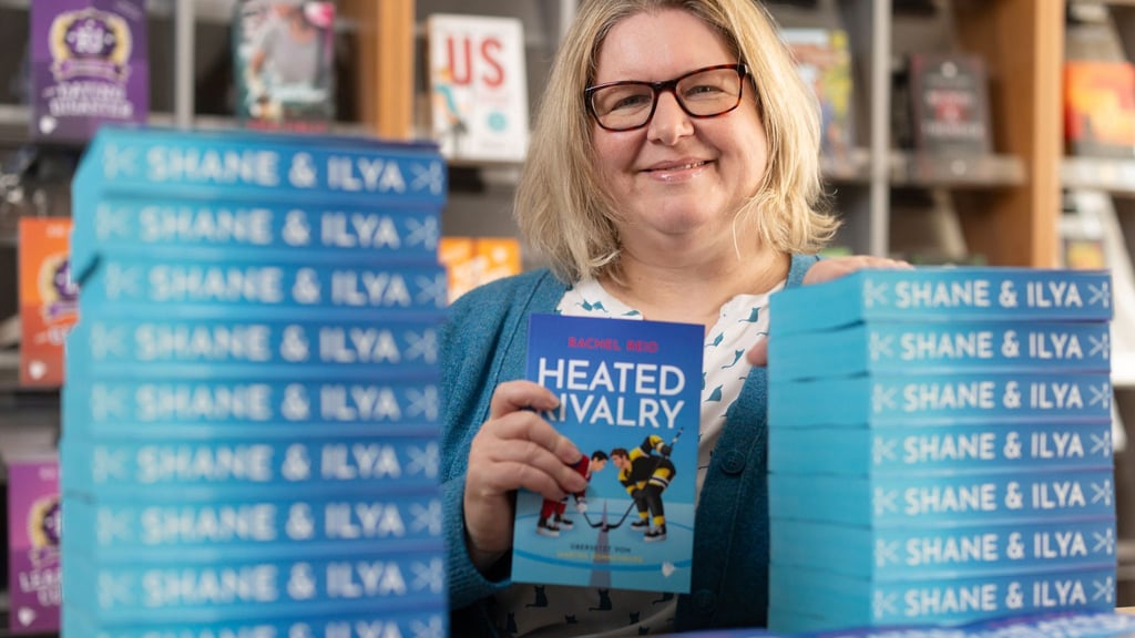 Verlagschefin Jeanette Bauroth freut sich über den Erfolg der queeren Eishockey-Liebesgeschichte, der für ihren Verlag aber auch einiges an Logistik erfordert.
