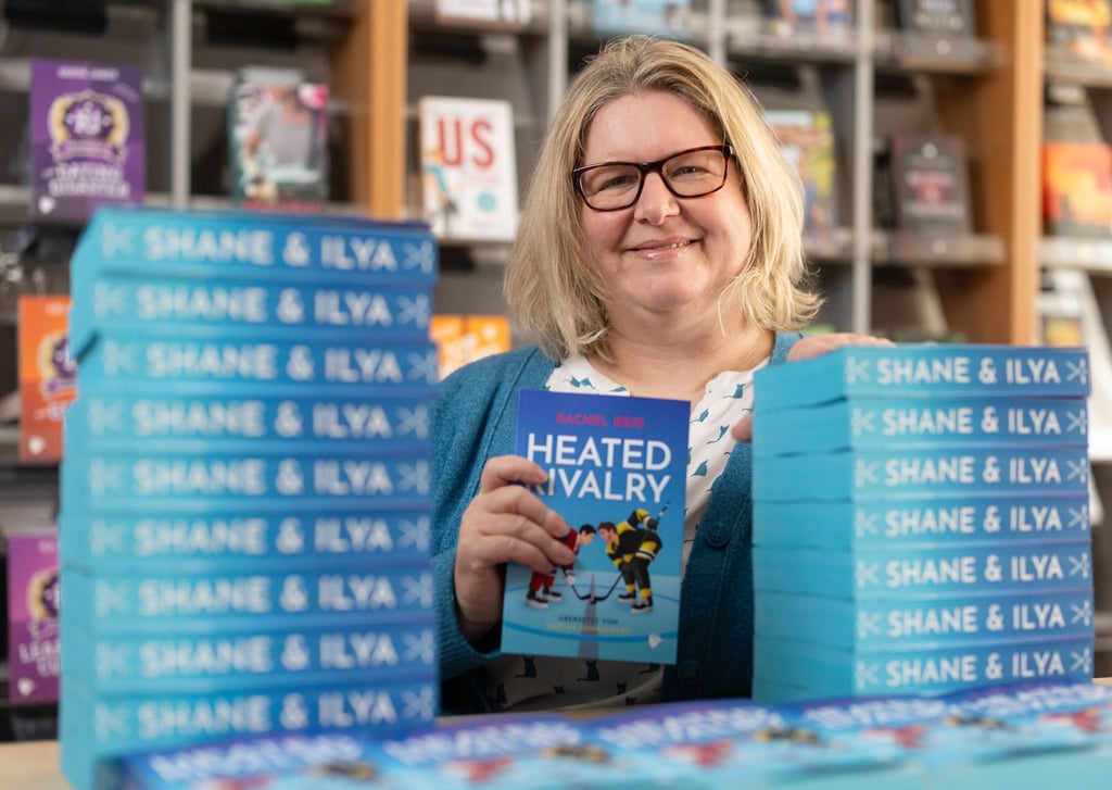 Verlagschefin Jeanette Bauroth freut sich über den Erfolg der queeren Eishockey-Liebesgeschichte, der für ihren Verlag aber auch einiges an Logistik erfordert.