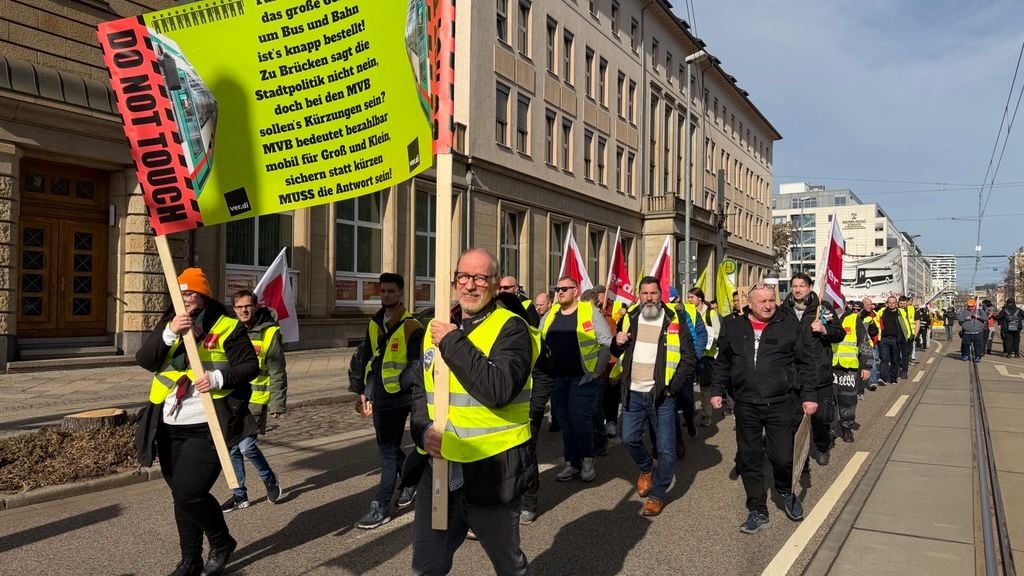Streik in Magdeburg: Beschäftigte der Magdeburger Verkehrsbetriebe demonstrieren und machen damit Druck auf die Tarifverhandlungen. 