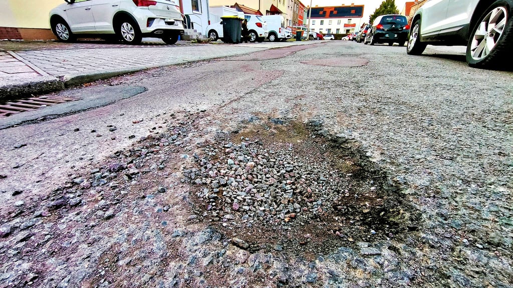 Auf der Prioritätenliste der Stadt Merseburg steht auch die Goethestraße, in der der Winter deutliche Spuren im Asphalt hinterlassen hat.