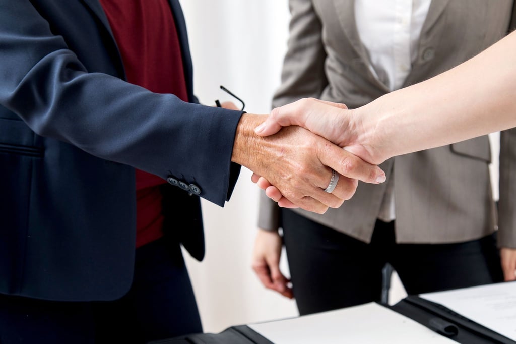 Muss es schriftlich sein oder reicht der Handschlag aus? Das kommt ganz auf die Art des Vertrags an.
