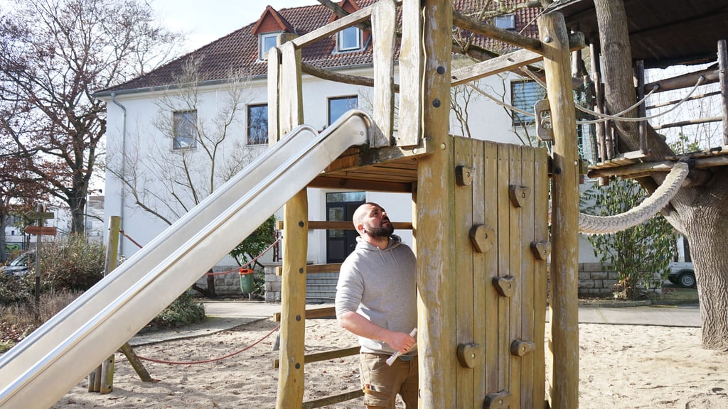 André Klein bringt die Spielgeräte im Bildungs- und Freizeitzentrum für die neue Saison auf Vordermann.