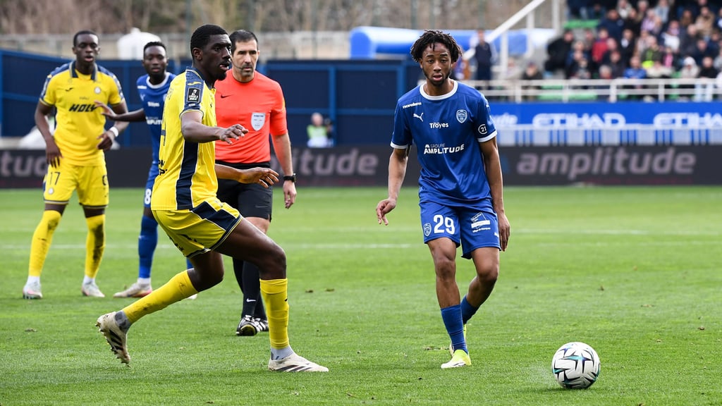 Kandet Diawara (r.) spielt jetzt für Troyes in Frankreichs zweiter Liga.