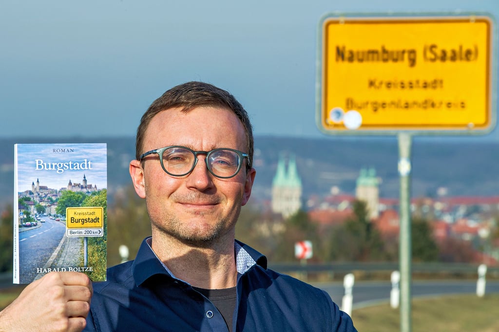 Harald Boltzes erster Roman spielt im fiktiven „Burgstadt“. Wie viel Ähnlichkeit der 40.000-Einwohner-Ort und seine Protagonisten mit Boltzes Geburts- und Wohnort Naumburg und dessen Bürgern haben, können die Leser auf 260 Seiten herausfinden.