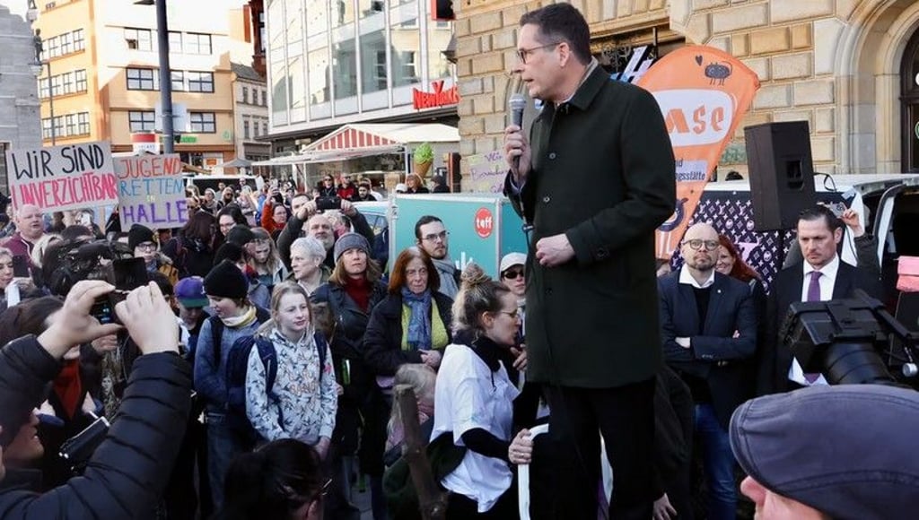 Oberbürgermeister Alexander Vogt spricht auf der Demo auf dem Marktplatz.