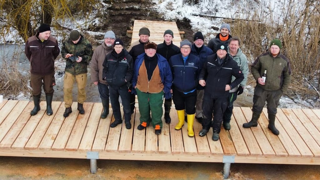 Mitglieder des Allstedter Anglervereins haben den maroden Angelsteg an der alten Kiesgrube bei Katharinenrieth instandgesetzt. 