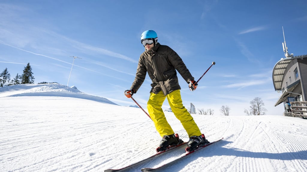 Carver, All-Mountain, Freeride – die Qual der Wahl: Für Piste, Gelände oder Tiefschnee gibt’s jeweils den passenden Ski.