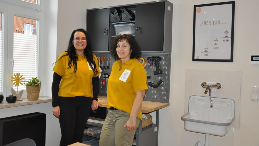 Wenn Jana Feißel (links) heute erstmals ihre neue Praxis für Ergotherapie in Käthen für die Öffentlichkeit zugänglich macht, ist auch ihre Angestellte und langjährige Arbeitskollegin Diana Schönberg dabei. 