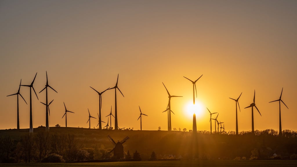 Dieser Blick von Badersleben auf den Windpark am Druiberg bei Dardesheim zeigt: Windnutzung hat eine lange Geschichte, wie die Baderslebener Windmühle im Vordergrund des Bildes zeigt. 