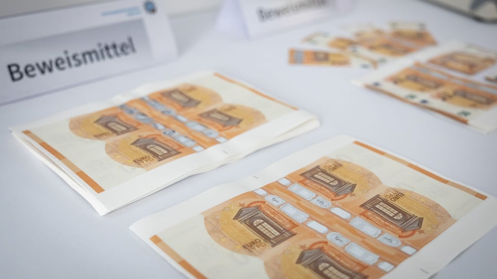 Der 50-Euro-Schein wird am häufigsten gefälscht: 33.956 Stück zählte die Bundesbank in Deutschland im Jahr 2025. Das war fast die Hälfte aller Euro-Blüten hierzulande. (Archivbild)