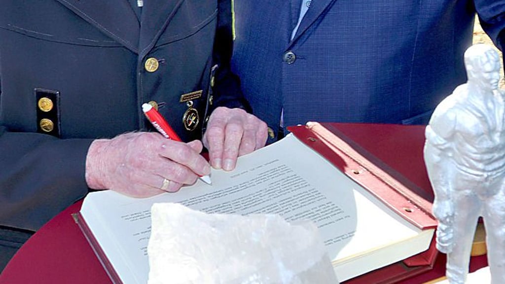 Eintrag ins goldene Buch von Staßfurt: aus der Hand des Vereinsvorsitzenden Gerald Meyer.