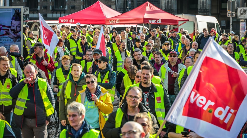 Zur Kundgebung in der Bremer Innenstadt kamen nach Polizeiangaben rund 600 Menschen.
