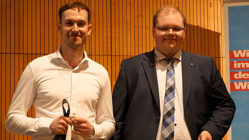 Kfz-Mechatroniker Tom Demmler (li.) und Elektroniker Philipp Ahlig werden den Landkreis bei den Deutschen Meisterschaften im Handwerk (German Craft Skills) vertreten.