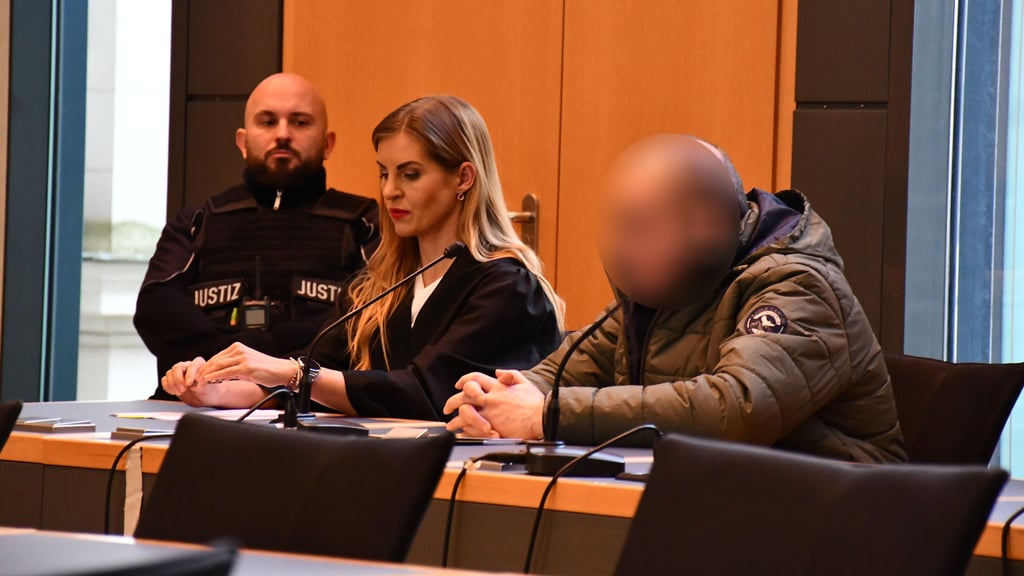 Der Angeklagte Ulrich C. mit seiner Strafverteidigerin Julia Hartwig bei der Anklageverlesung im Landgericht Magdeburg.