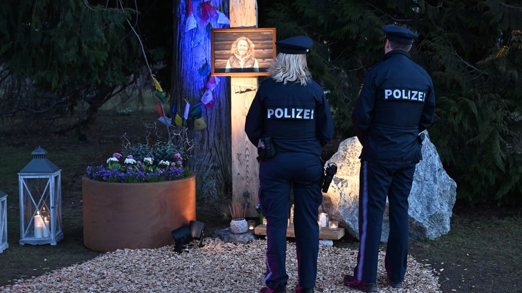 Im Partenkirchener Kurpark erinnert ein Gedenkort an die Ex-Biathletin.