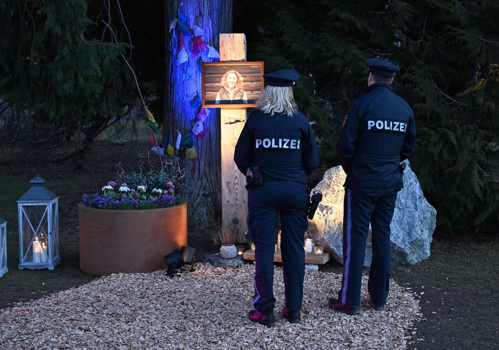 Im Partenkirchener Kurpark erinnert ein Gedenkort an die Ex-Biathletin.