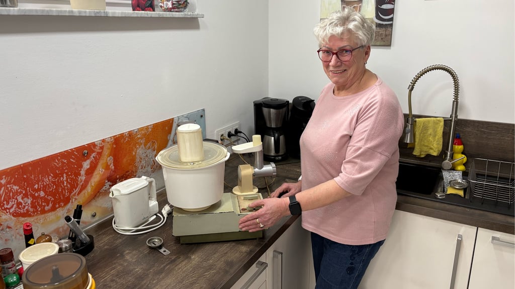 Ingrid Bredau aus Reesen präsentiert den Alleskönner, der sich in all den Jahren seit der Anschaffung anno 1964 zu einem treuen Begleiter entwickelt hat.