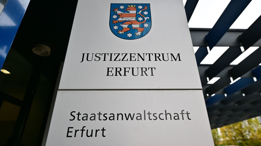 Weil sie eine Flüchtlingsunterkunft attackiert haben sollen, hat die Staatsanwaltschaft Erfurt drei Männer unter anderem wegen versuchten Mordes angeklagt, sowie drei weitere wegen Beihilfe zum versuchten Mord. (Archivbild)