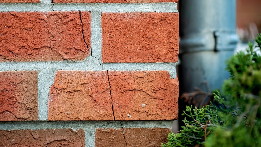 Frühjahrs-Check fürs Haus: Risse, Feuchtigkeit, Dach & Dämmung im Blick behalten.