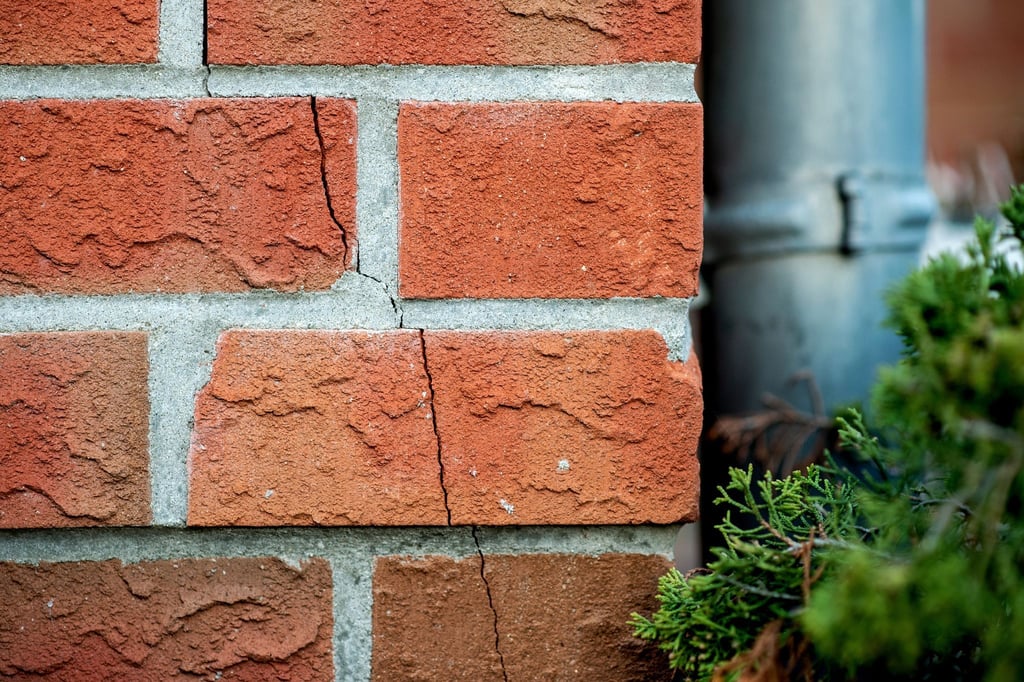 Frühjahrs-Check fürs Haus: Risse, Feuchtigkeit, Dach & Dämmung im Blick behalten.