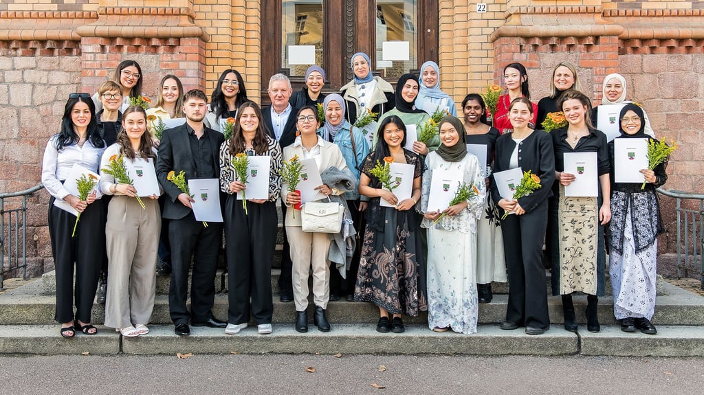 Stolze Absolventen: 22 Pflegefachkräfte haben am Universitätsklinikum ihre Abschlusszeugnisse erhalten.