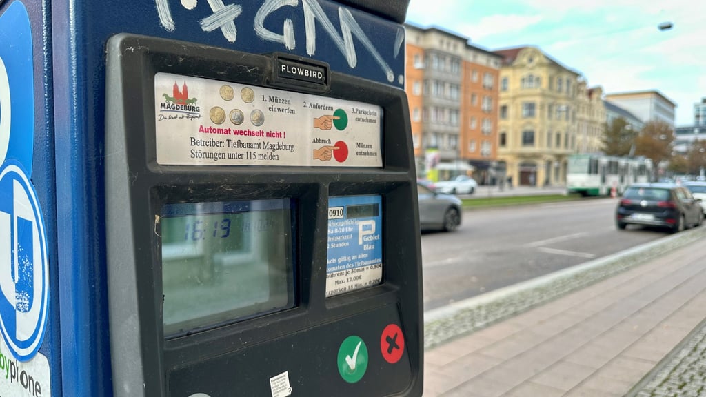 Ein Parkscheinautomat am Breiten Weg in Magdeburg: Gebühren wurden erst angehoben, nun wird über kostenfreies Parken an Samstagen diskutiert.