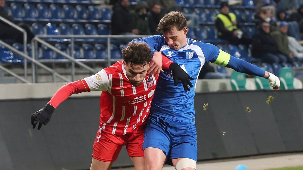 Die U23 des 1. FC Magdeburg, hier Willi Kamm im Heimspiel gegen Rot-Weiß Erfurt, ist auch um 24. Spieltag der Regionalliga Nordost von einer Absage betroffen. Beim Greifswalder FC kann am Sonntag nicht gespielt werden.
