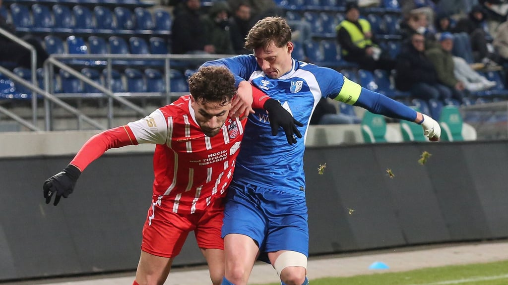 Die U23 des 1. FC Magdeburg, hier Willi Kamm im Heimspiel gegen Rot-Weiß Erfurt, ist auch um 24. Spieltag der Regionalliga Nordost von einer Absage betroffen. Beim Greifswalder FC kann am Sonntag nicht gespielt werden.