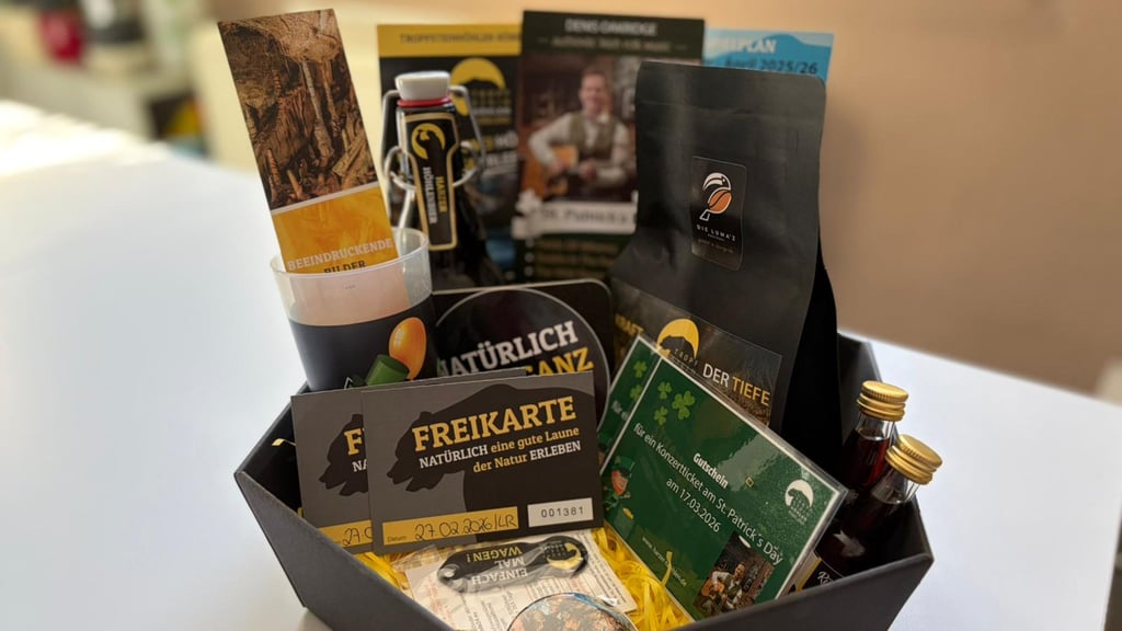 Die Gewinnerin der Valentinsaktion erhält einen Präsentkorb mit Freikarten für ein Konzert in der Baumannshöhle in Rübeland.