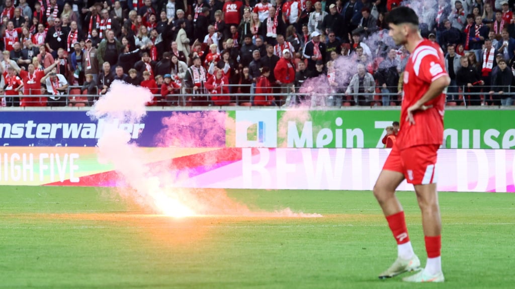 Nach dem Spiel im September flogen Leuchtraketen auf den Rasen. 