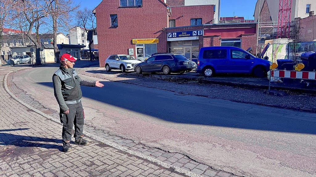 Kfz-Meister Alexander Mietzner vor seiner Werkstatt am Ratswall: Ab Montag ist dieser Teil des Innenstadtrings bis zur Grundstücksgrenze gesperrt.