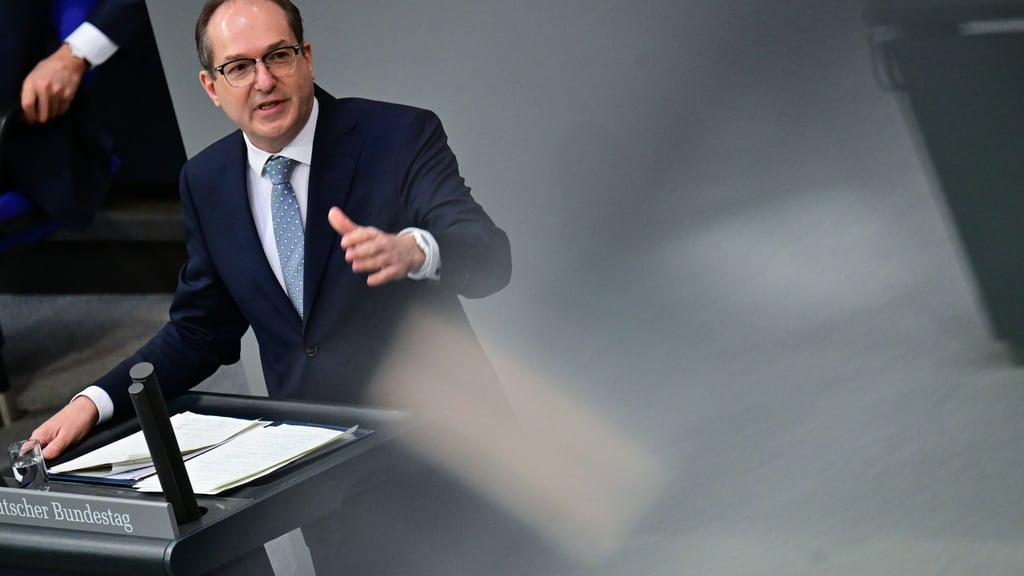 Bundesinnenminister Alexander Dobrindt (CSU) lobte die eigene Migrationspolitik als Erfolg.