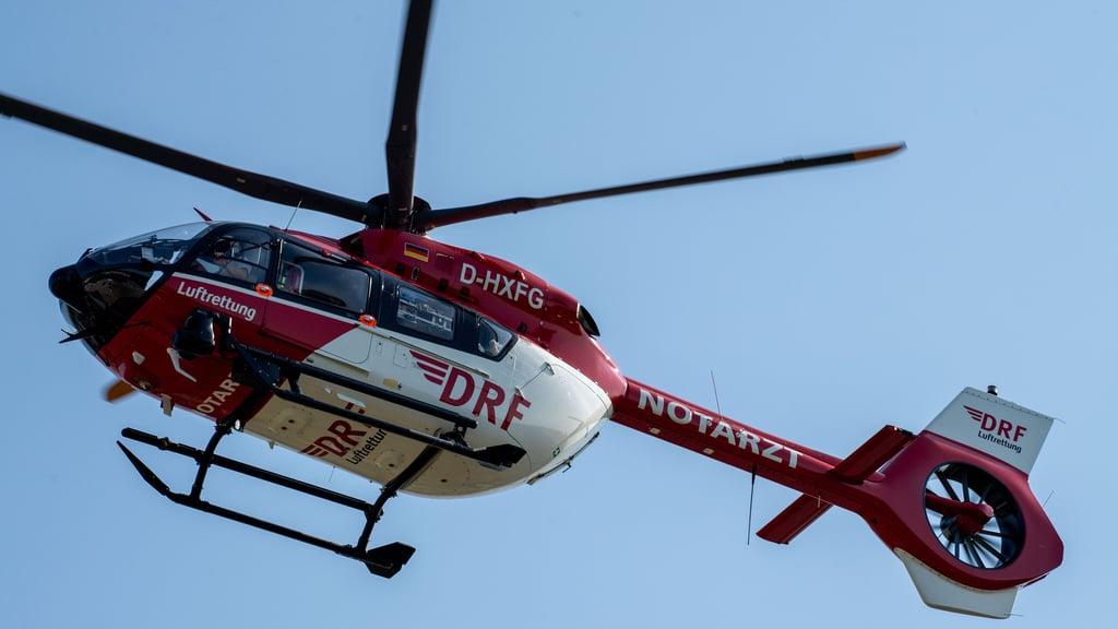 Nach einem Unfall auf der B79 zwischen Halberstadt und Aspenstedt wurden drei Schwerverletzte per Rettungshubschrauber abtransportiert.