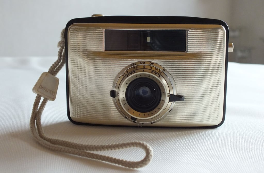 Die Gardelegener Fotofreunde mit dem Foto des Monats Februar zum Thema Alt: Karin Leppek hat ihre alte, noch völlig funitionierende penti, Baujahr1967, aufgenommen. Foto: Karin Leppek