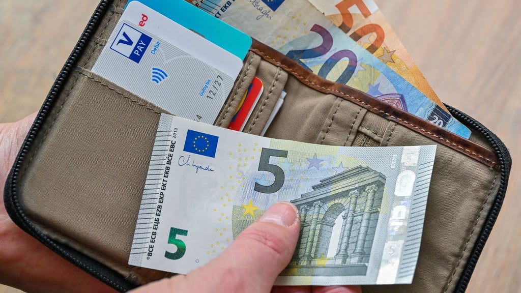 Arbeitnehmer in Niedersachsen haben dank nachlassender Inflation wieder mehr Geld in der Tasche. (Symbolbild)