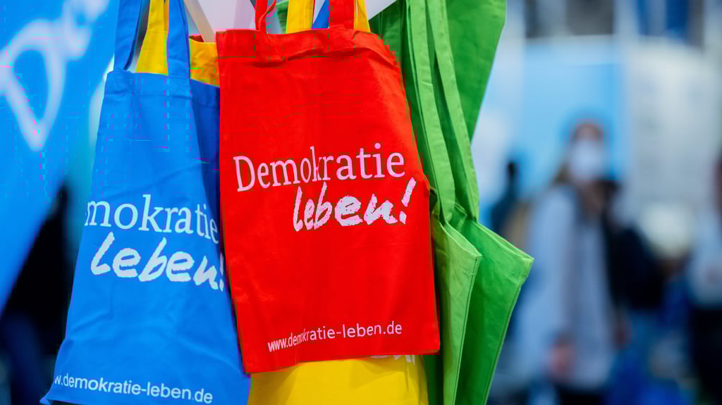 Wer übernimmt die Arbeit der externen Fach- und Koordinierungsstelle vom „Demokratie leben!“?