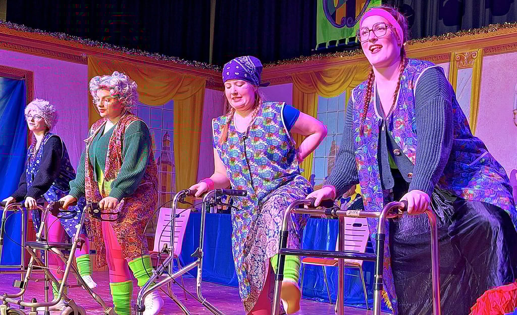 Mit Humor und Augenzwinkern: Die Funkengarde des Karnevalsklubs Gölzau sorgte mit ihrem Oma-Sketch für viele Lacher im Saal. 