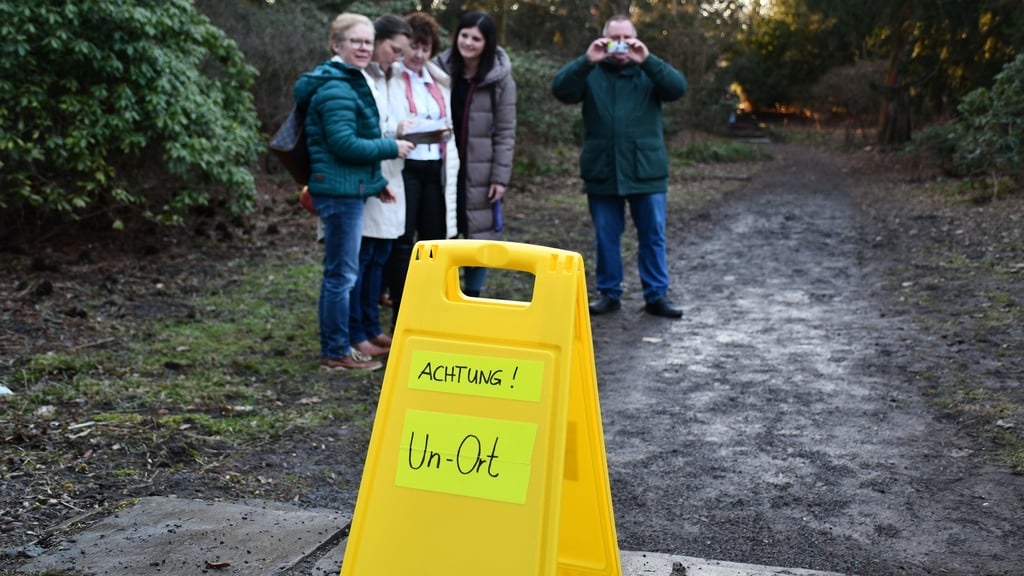 „Achtung! Un-Ort“ steht auf gelben Schildern, die Teilnehmer einer Bürgerwerkstatt im Magdeburger Vogelgesang-Park aufgestellt haben.