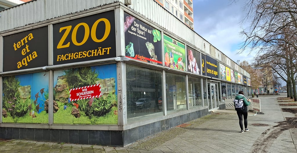 Traditionsreicher Einzelhandelsstandort: Das Zoofachgeschäft „terra et aqua“ ist ausgezogen, zuvor gab es hier den bekannten RFT-Laden. Nun ist ein neuer Mieter in Sicht. 