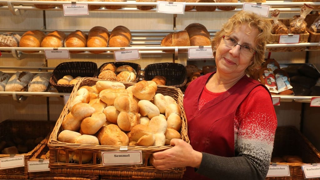 Kennt die Wünsche ihrer Stammkunden: Karola Neubauer steht in der Bäckerei hinter dem Ladentisch.