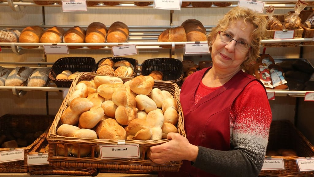 Kennt die Wünsche ihrer Stammkunden: Karola Neubauer steht in der Bäckerei hinter dem Ladentisch.